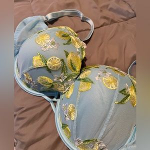 Victoria’s Secret dream angels embroidered bra size 36DDD.